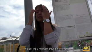 HUNT4K. రిచ్ మాన్ కొనుగోలు చేయవచ్చు బిగువైన యువ పూకు డ్రిల్ మరియు ఆమె దీర్ఘ అన్ని రోజు