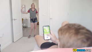 Petite stepsis verliert ihre Jungfräulichkeit mit Bro