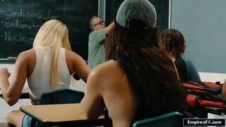 בלאָנדע טין בלאָוודזשאָבס און פאַקט דורך איר פרייַנד אין די בעקן