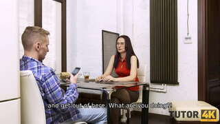 TUTOR4K. Mens angle tutor trennen nan fè sèks ak elèv yo sou sofa a