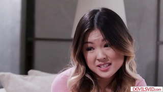 Sani mici asiatice și-o blondă bff merge pentru o partidă în trei cu vecinul