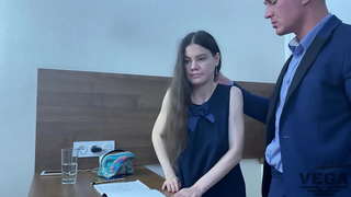 ETXEKO KLASEA ESKUTIK JAITSI ETA IRAKASLEAK IKASLEA IPURDITIK IZORRATU NAHI ZUEN