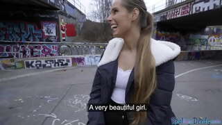 Babe kweli mahitaji ya fedha lakini ina kutoa blowjob katika umma