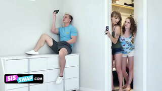 Siswap - Lusty Stepsisters Truco Súa Gran Stepbros E Foda-Los No Sofá