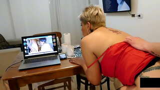 Mwen te dekouvri l &#039;espyonaj sou mwen pandan y ap mwen masturb ak mwen ap fè l&#039; ranpli manman bourik mwen ak lèt jiskaske li kontan .....