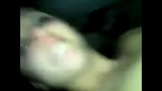 Сексуалды қыз өзінің кискасын мастурбациялайды