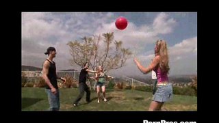 Quyosh Botishi Teen O'ynash Va Drenaj To'playdi