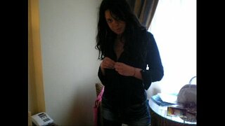 ���ิตาเลี่ยน amatorial Lilly ถอดเสื้อผ้าและ masturbates