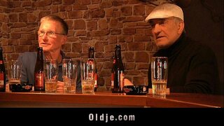 ���ೈರ್ಯಶಾಲಿ ಬ್ಲೊಂಡೆ ಬಾಯಿಯಿಂದ ಜುಂಬು ಎರಡು ಹಳೆಯ ಶಿಶ್ನ