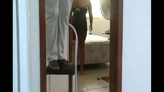 Burchakdagi ayol elektrchiga pantiessiz ko&#039;rsatdi