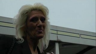 Nain yn dangos oddi ar