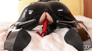 לוסי נהנה הויברטור שלה