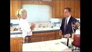 Jodie Moore - Pirang babysitter