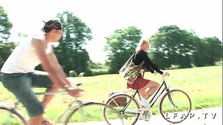 Óga agus go leor mac léinn le cíocha móra uaigh sodomisee et duais ga dúbailte p