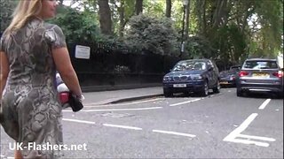 Sexy flashing blonde Ashley Riders outdoor Exhibitionismus und amateur voyeur babe