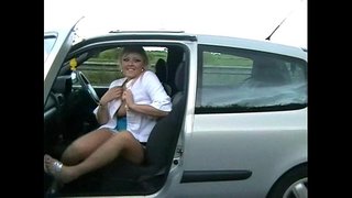 Пышная любительница Георгия мигает в общественном месте