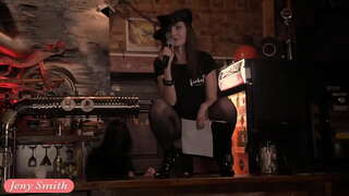 Джени Սմիթը հրապարակավ обнажается բեմում