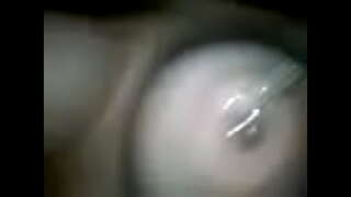 Kjæresten spiller med hennes ble stukket i brystvortene 1