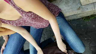 Downblouse 여자가 거리에서 공개