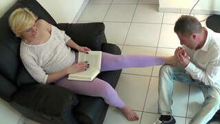 Leccami Nohy a peeing V Ústach