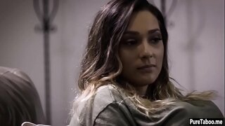 ���र्जिन टीन के साथ एक अजीब परिवार और दोस्तों के बड़े मुर्गा