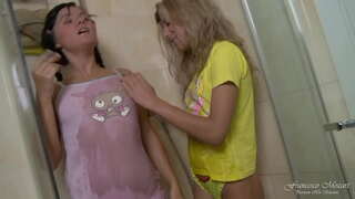 Ике молоденькие лесбиянки кичерә чын оргазм белән анальным дилдо күңелдә