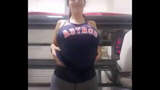 ���ਮਰ ਕੁੱਤੀ ਅਤੇ ਵੱਡੀ ਛਾਤੀ ਵਾਲੀ