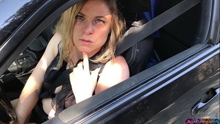 Blonde jiġbor barrani u ċokkijiet lura fil-post tagħha