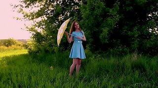 Oekraïense schoonheid Canara uitkleden outdoor