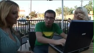 ˶�부의 불쾌한 픽업 아티스트 이브스 로렌스 트리나 마이클스에있는 명소