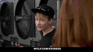 Stretto Twat (VannaBardot) Ottiene il Suo Clitoride Leccato Da UNA MILF (SereneSiren)