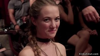 Brunette slut හා සුදු හම වහල් දී වියරුව bdsm පක්ෂය බට් භාවිතයේ හා ගුද එක්ක නිදාගත්තා