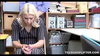 TeenShoplifter.com - Teen Shoplifter Me Të Vogla Tits Bën Fuck Merren Me Humbje Parandalimin Zyrtar