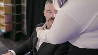 XXL бяцхан хүүгийн Авах Pussyfucked Түүний Өлгөж Дарга