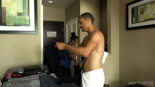 ���ૂમ સેવા! મોટા લૂંટ લેટિના fucked નહીં doggy શૈલી દ્વારા મહેમાન અને squirts તેની છાતી પર.