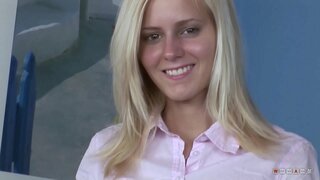 Mamy fa Maditra Blonde dia Tia Mitaingina ny Akoho amin'ny Ezaka Lehibe