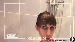 מיעס טין כיידז אין די קלאָזעט צו פינגער זיך