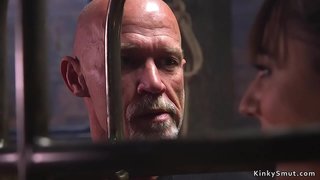 Ескі иесі ыстық брюнетка құлын жұлдыруға терең еніп, оның кистасын арқан құлдығына түсірмейінше