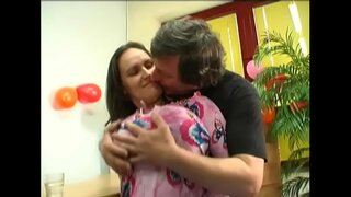 Energický dívka Jenny s velkými přírodními sýkory dostane praštil zezadu