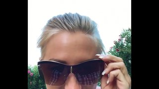 Ho dito la mia stretta figa su un prato