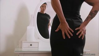 Brunette Milf har invitert store pupper blonde Milf hottie på Valentines Day home og deretter anal fucks henne med tykt band på kuk