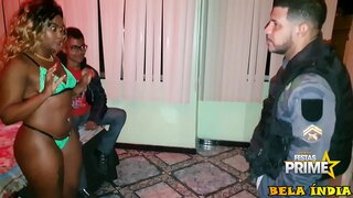 Sess l-għassa me li tagħti lill-cop quddiem minnu