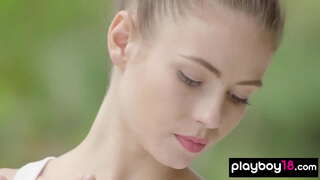 Vékony, barna ribanc vetkőzés során doboz képzés