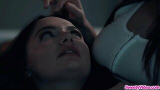 Dada besar babe muka duduk pasangan lesbian