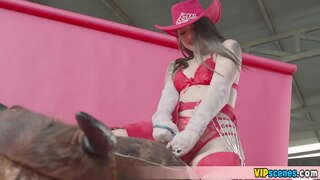 ���ြိုးစားပြီးကိုင်တွယ်ရန်ကြီးမားတဲ့ကြက်သူမ၏ပန္ကာ