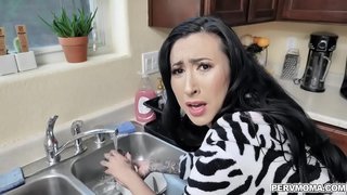 Ama beroa Lily Lane nahi du, bere stepsons zukua zuen, beraz, ibilaldiak zion bitartean shes egiten garbitegia