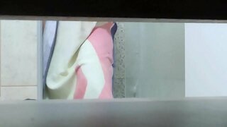 Oħt ma tan-linja sexy hija rreġistrata tieħu doċċa mingħajr tagħha jafu