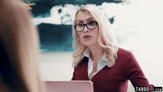 Teen belles-filles mineures eu quelques problèmes au travail avec son patron MILF