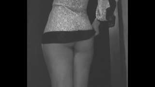 Casou con muller mostrando en b. boneca, o home paxaro cuco