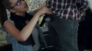 محب في سن المراهقة تمتص الديك والملاعين